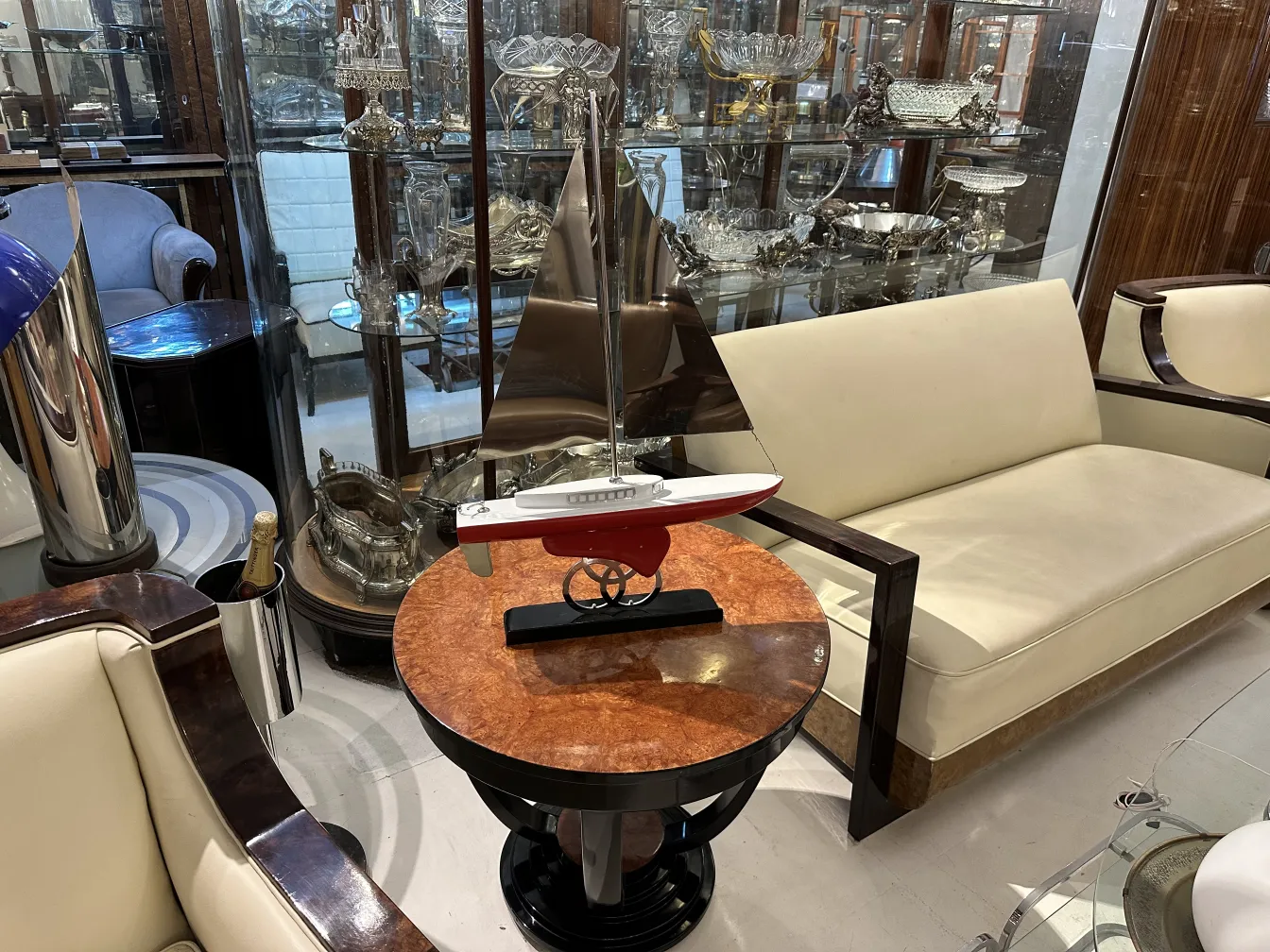 设计师的船在优雅的古董环境中