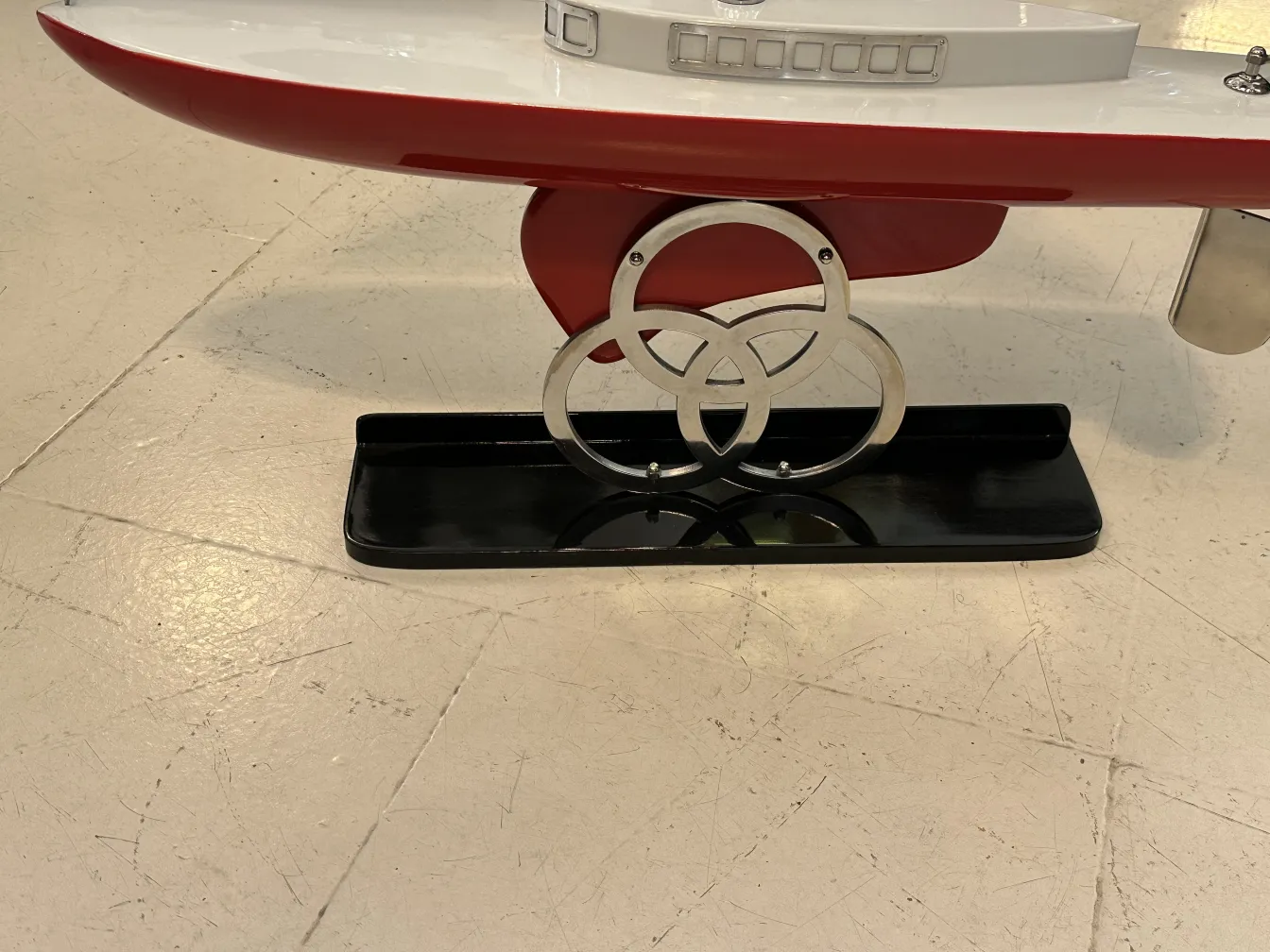 Antikes Modell des Schiffes des Designers mit eleganten Details und dekorativem Sockel.