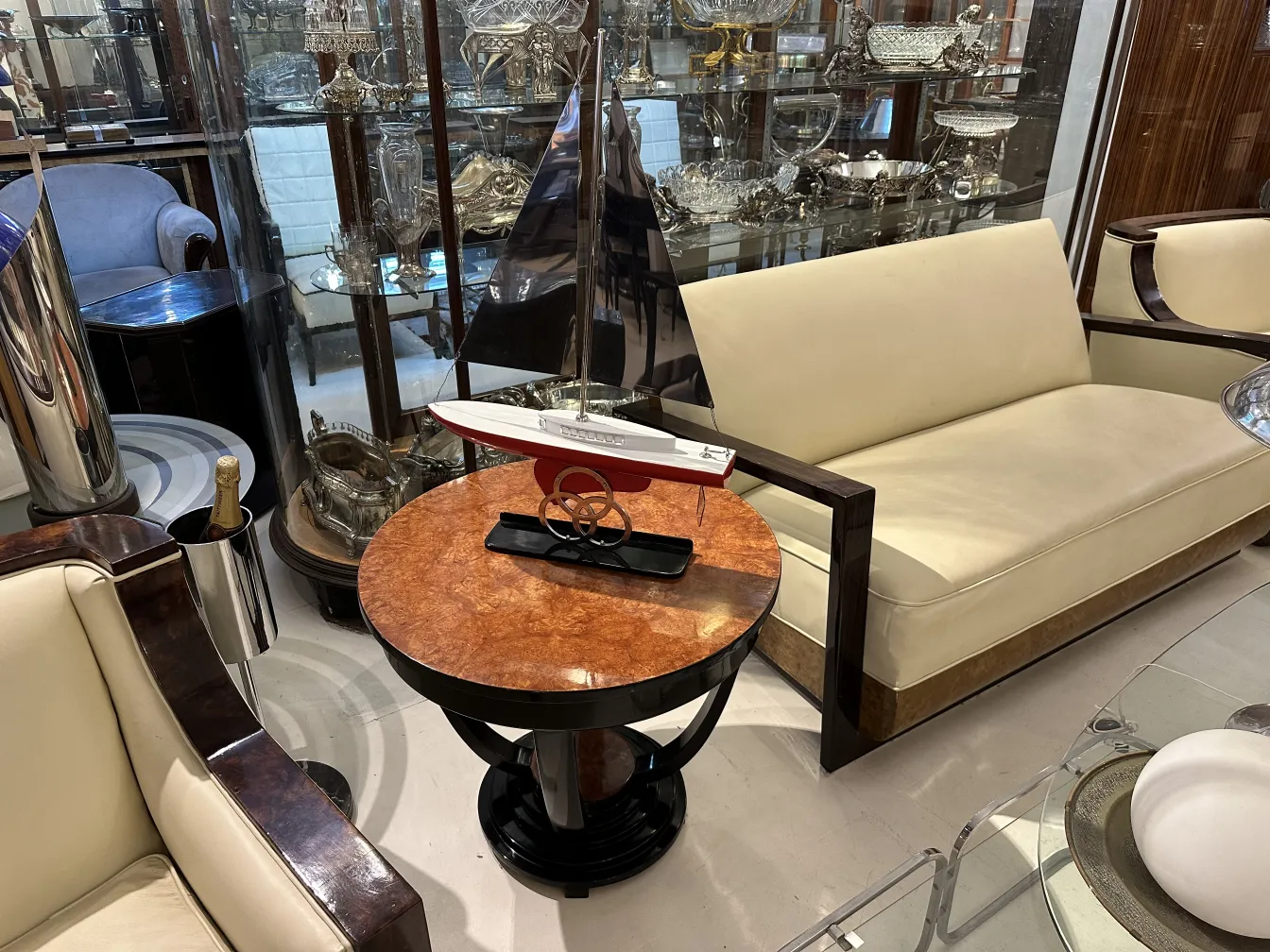 Antikes Schiff des Designers, dekoratives Modell in eleganter Umgebung.