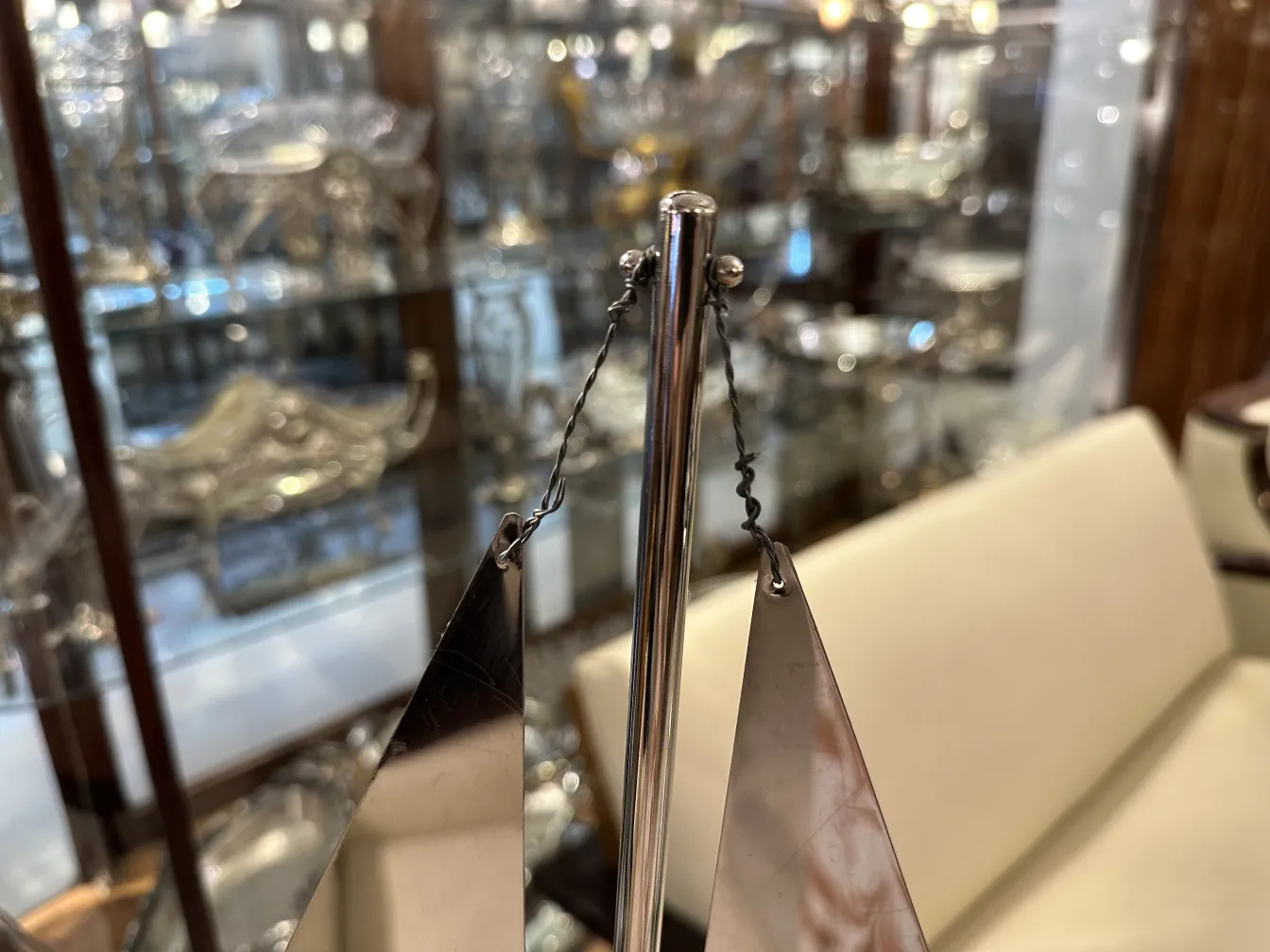 Bateau ancien du designer Marcelo Peña sur fond illuminé