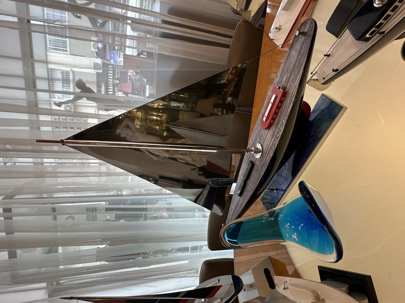 오래된 디자이너의 보트, 빛나는 돛과 우아한 기반이 있는