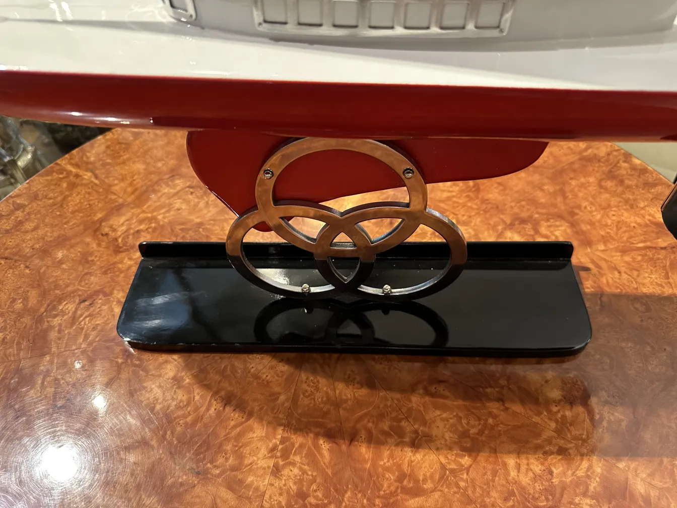 古董设计师的船，带有装饰底座，色彩鲜艳。