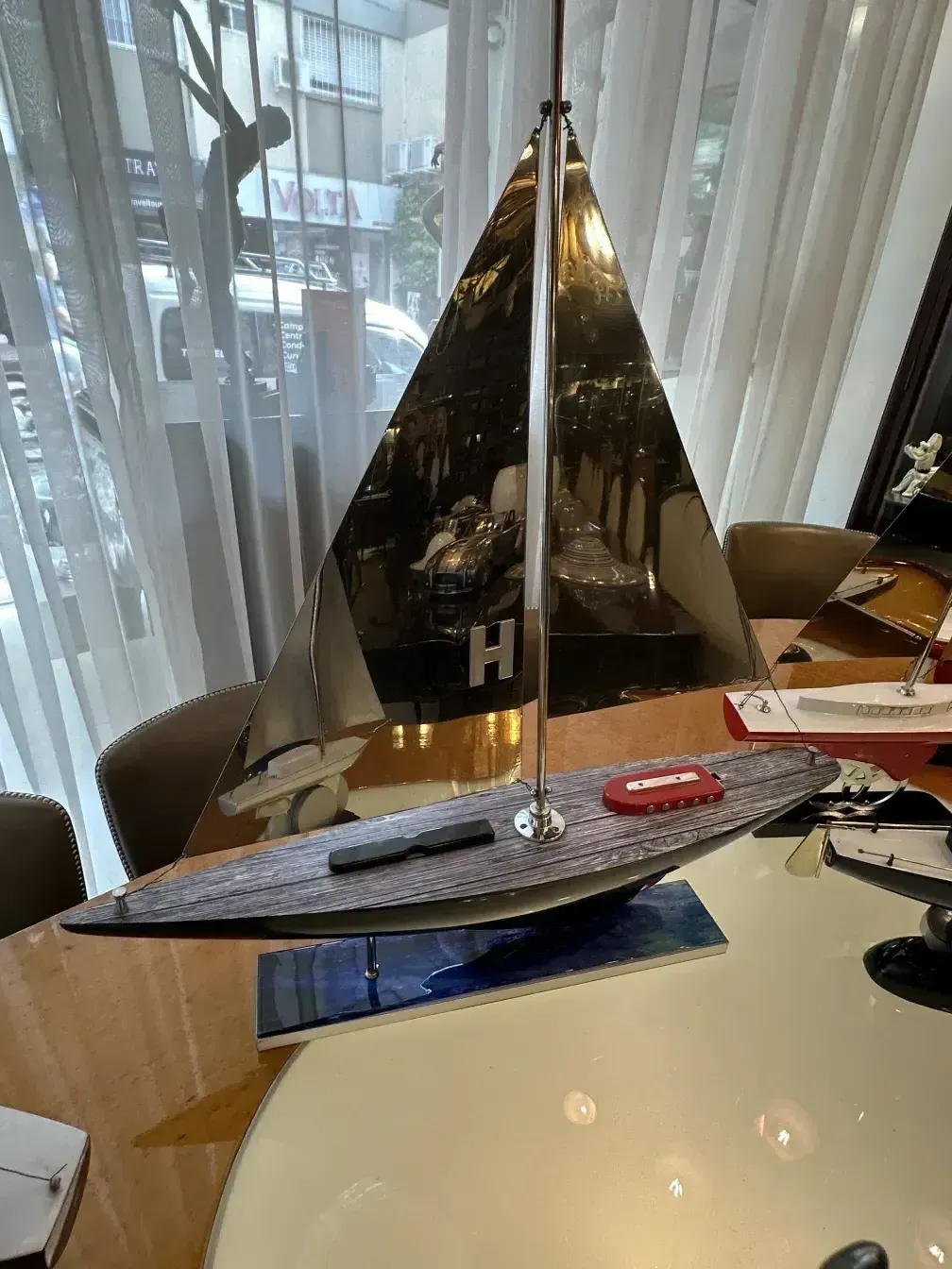 modelo de um antigo barco elegante com velas