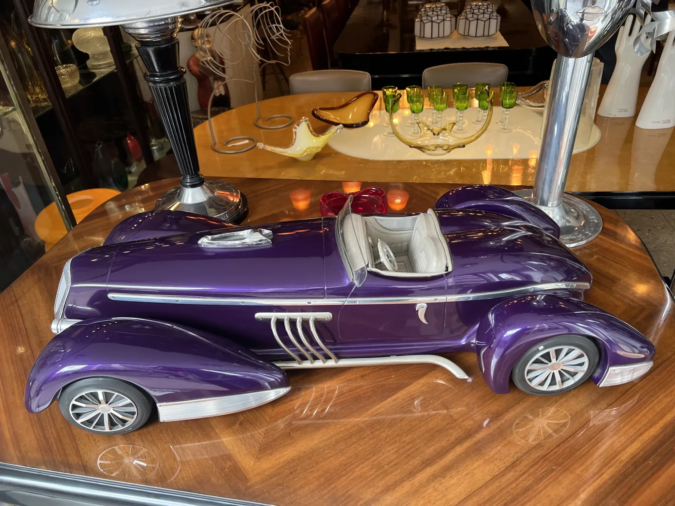 Auto antiguo del diseñador Marcelo Peña, color púrpura, detalles elegantes.