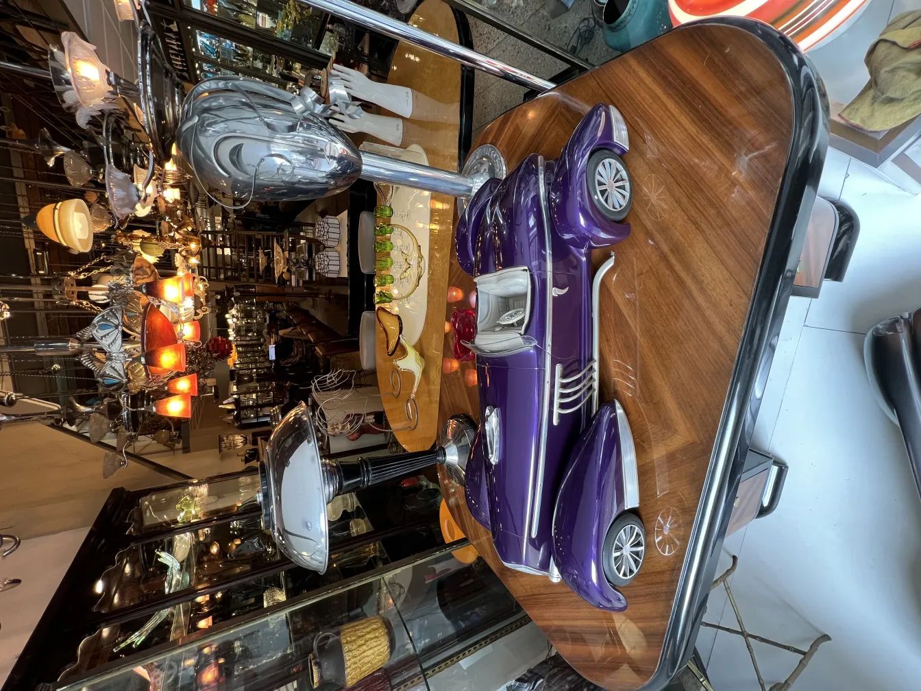 Modello antico dell'auto del designer Marcelo Peña con finitura viola.