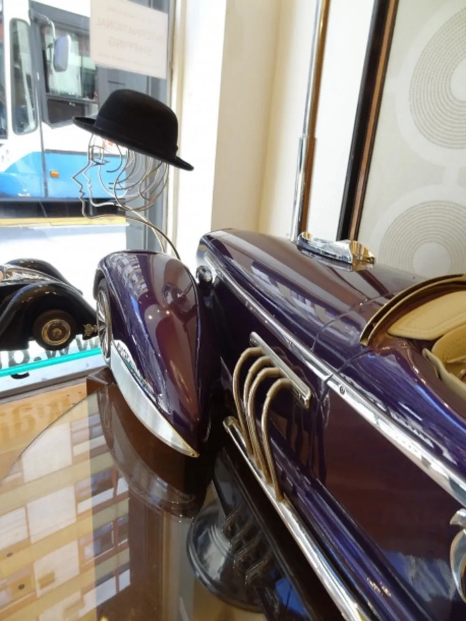 Auto antico del designer Marcelo Peña con dettagli eleganti in viola e accessori decorativi.