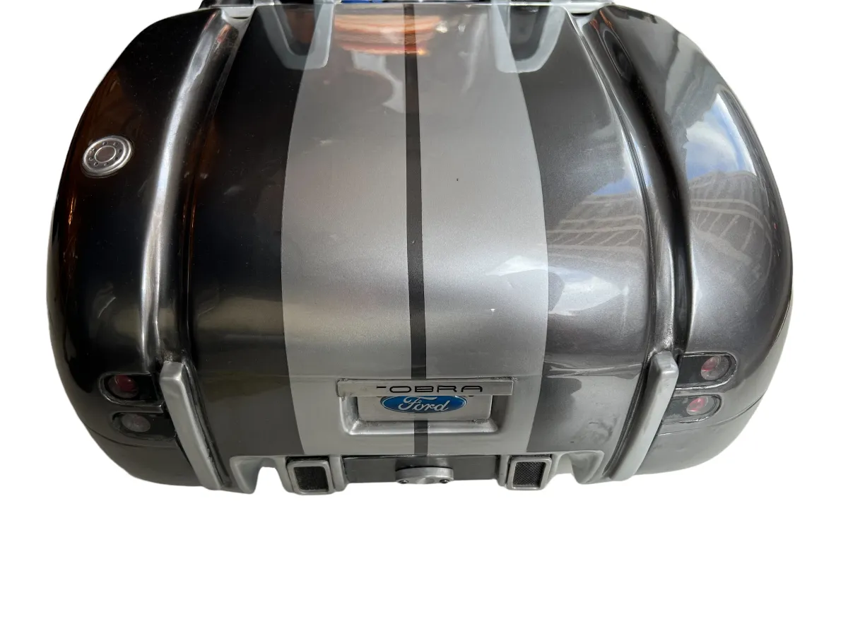 设计师Marcelo Peña的古董车的后视图，带银色细节。