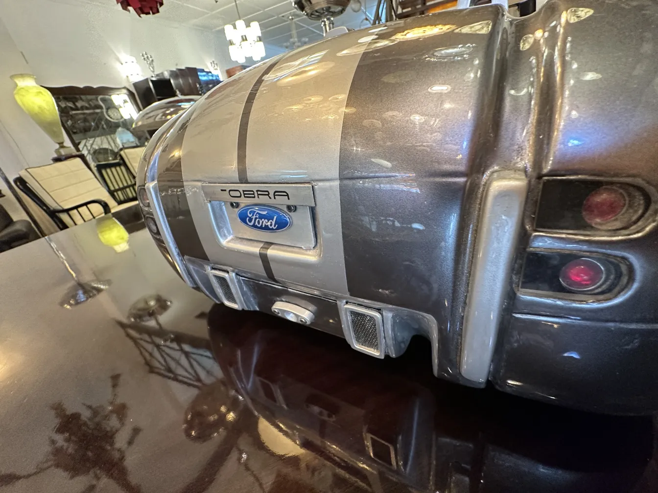 Altes Auto des Designers Marcelo Peña in einer gemütlichen Umgebung.