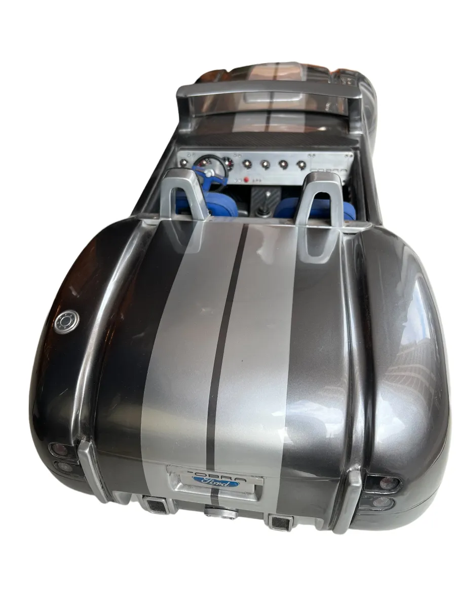 设计师Marcelo Peña的古董车，具有金属细节和蓝色座椅。古董环境。