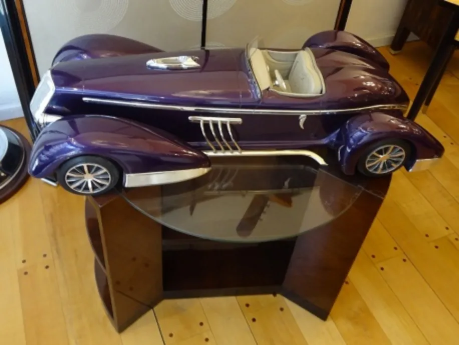 Auto antiguo del diseñador Marcelo Peña en un entorno moderno.