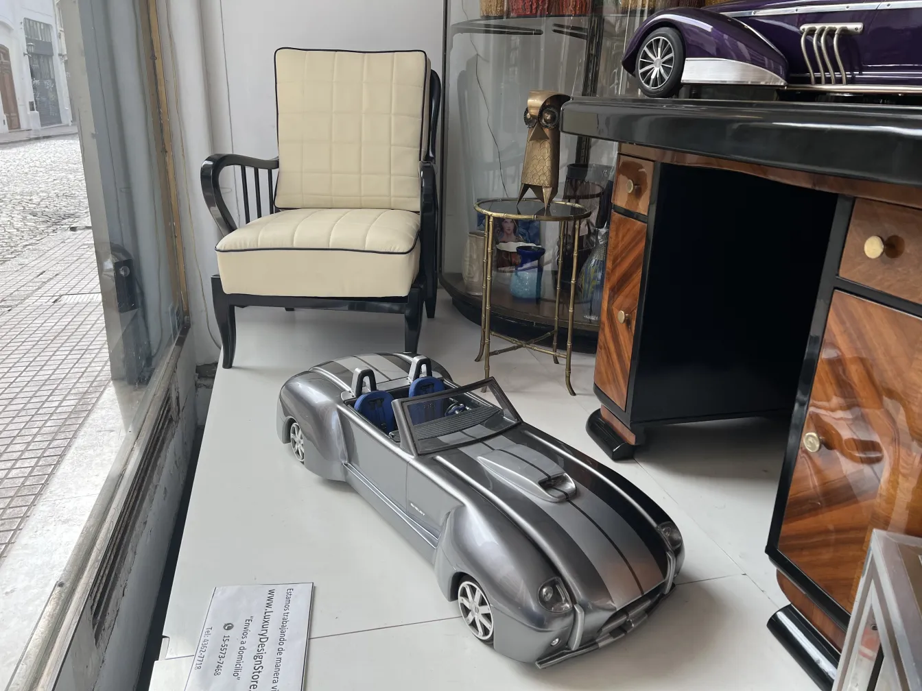 Modèle ancien de voiture du designer Marcelo Peña, couleur grise, dans un environnement élégant avec des meubles.