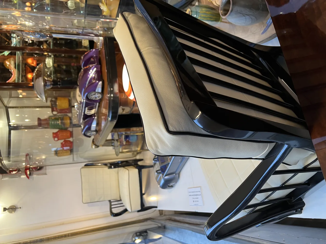 Auto antiguo del diseñador Marcelo Peña en un ambiente elegante.