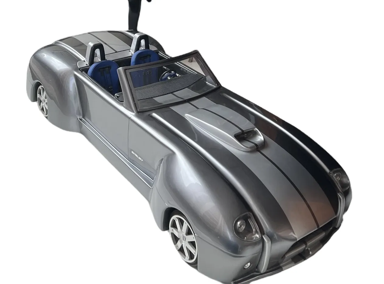 Auto antico del designer Marcelo Peña, colore argento con dettagli eleganti e sedili blu.