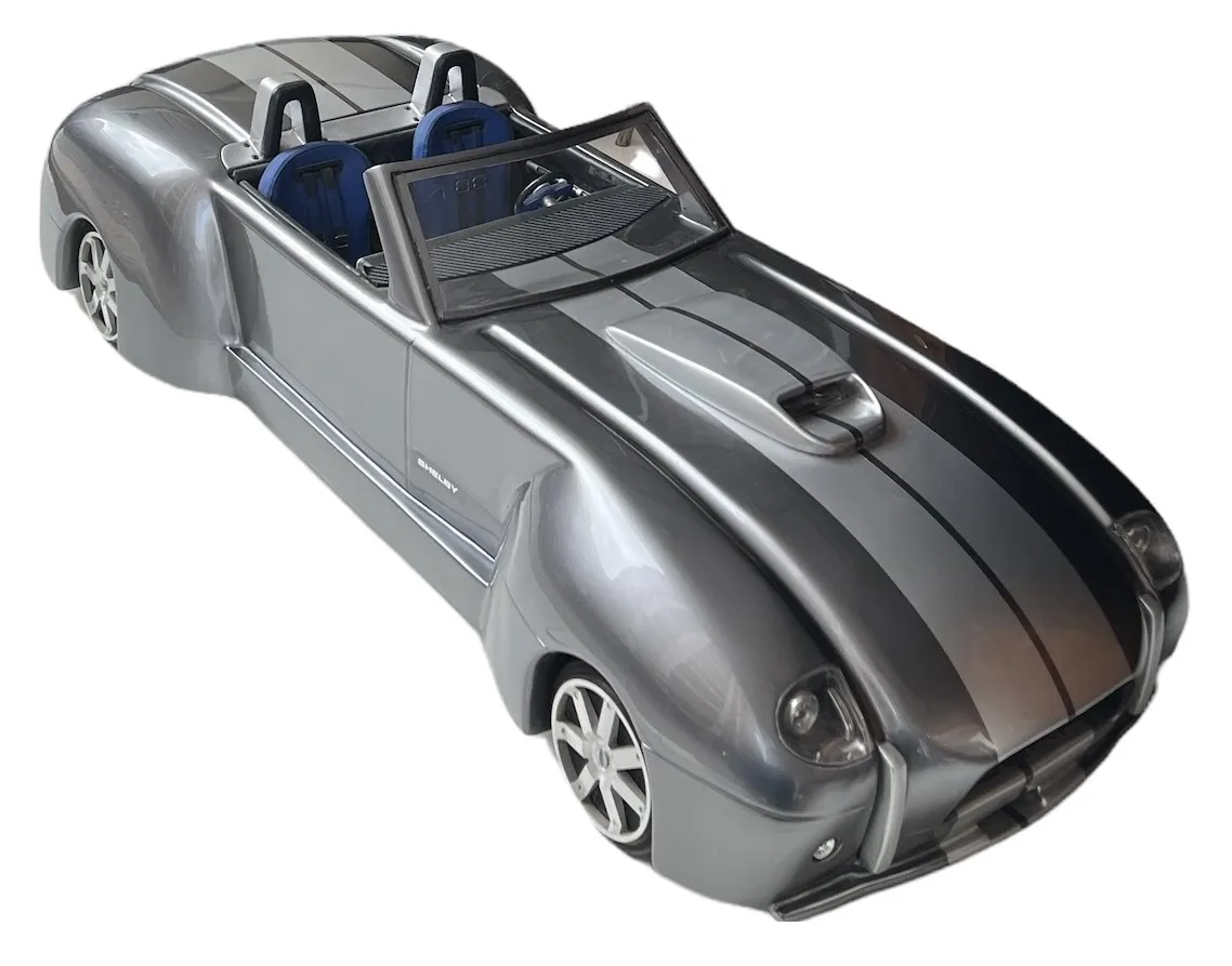 Carro antigo do designer Marcelo Peña, com um design prateado impressionante e interior azul.