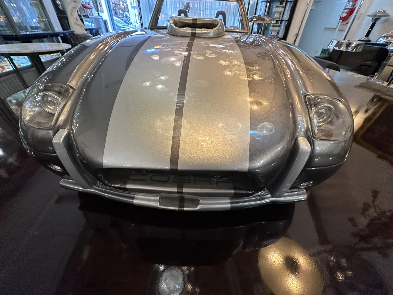 设计师Marcelo Peña的古董汽车，灰色带条纹。