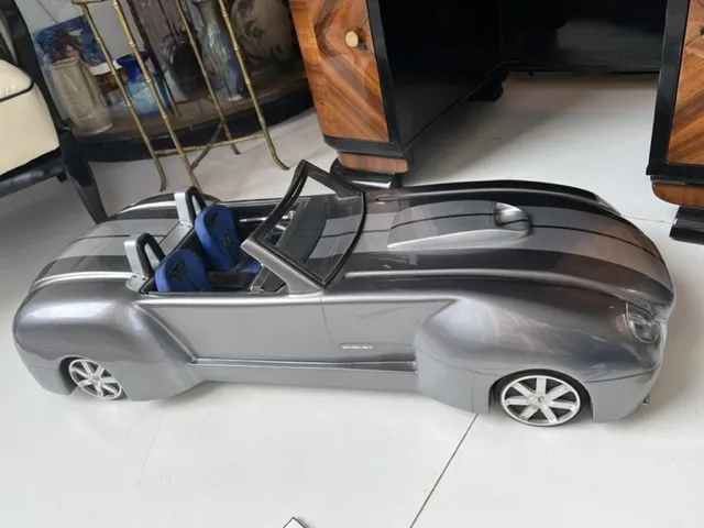 Auto antiguo del diseñador Marcelo Peña con interior azul