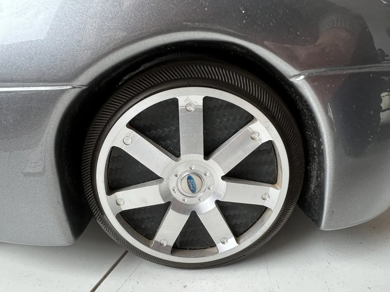 Détail de la roue de la voiture ancienne du designer Marcelo Peña