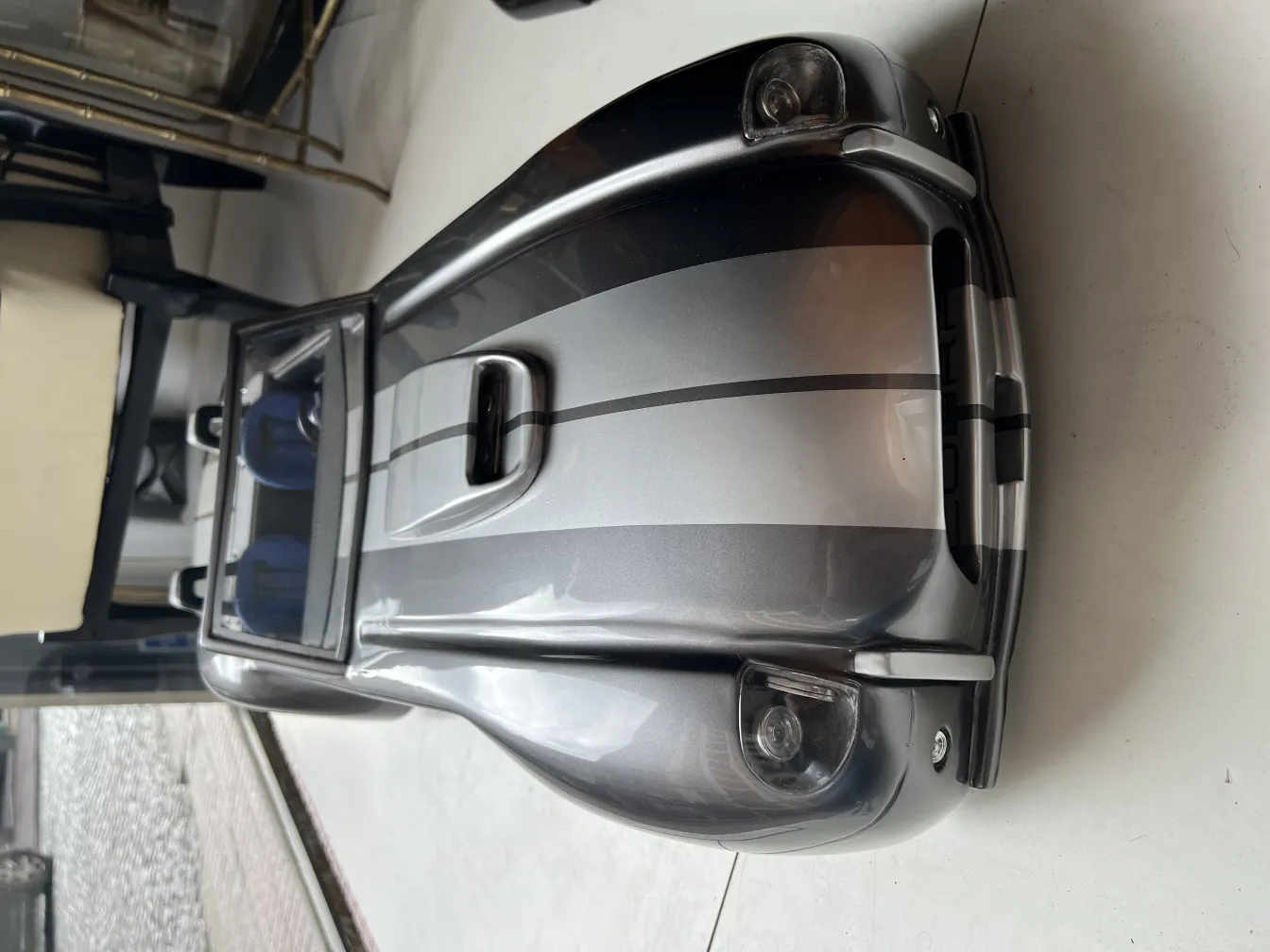 antikes Auto von Designer Marcelo Peña mit eleganten Linien in modernem Ambiente.