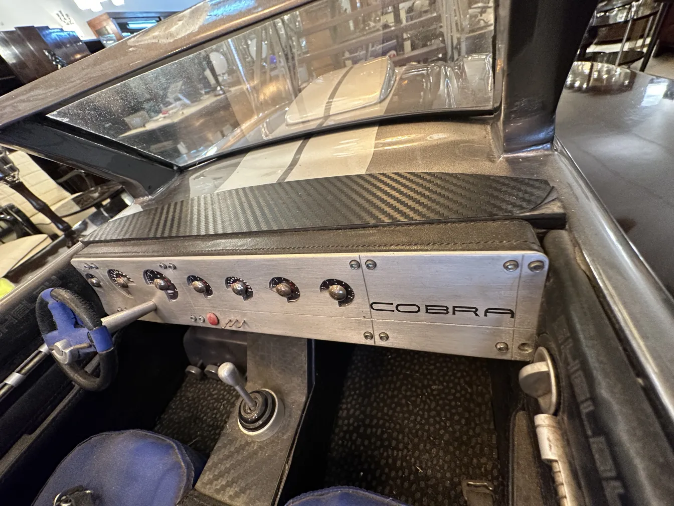 intérieur de voiture antique du designer, volant et levier de vitesse