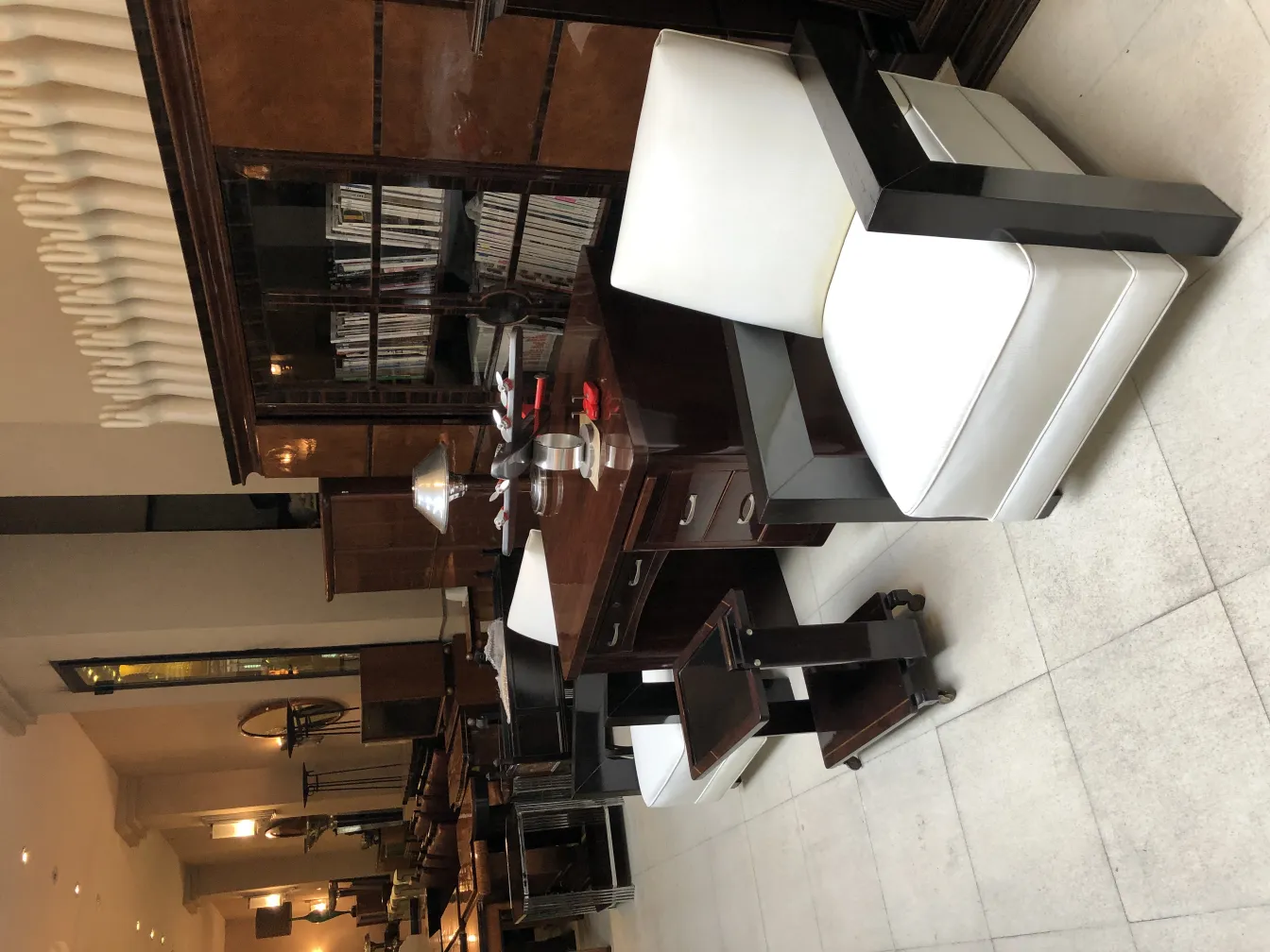 Antike Flugzeuge des Designers Marcelo Peña in einer eleganten Umgebung