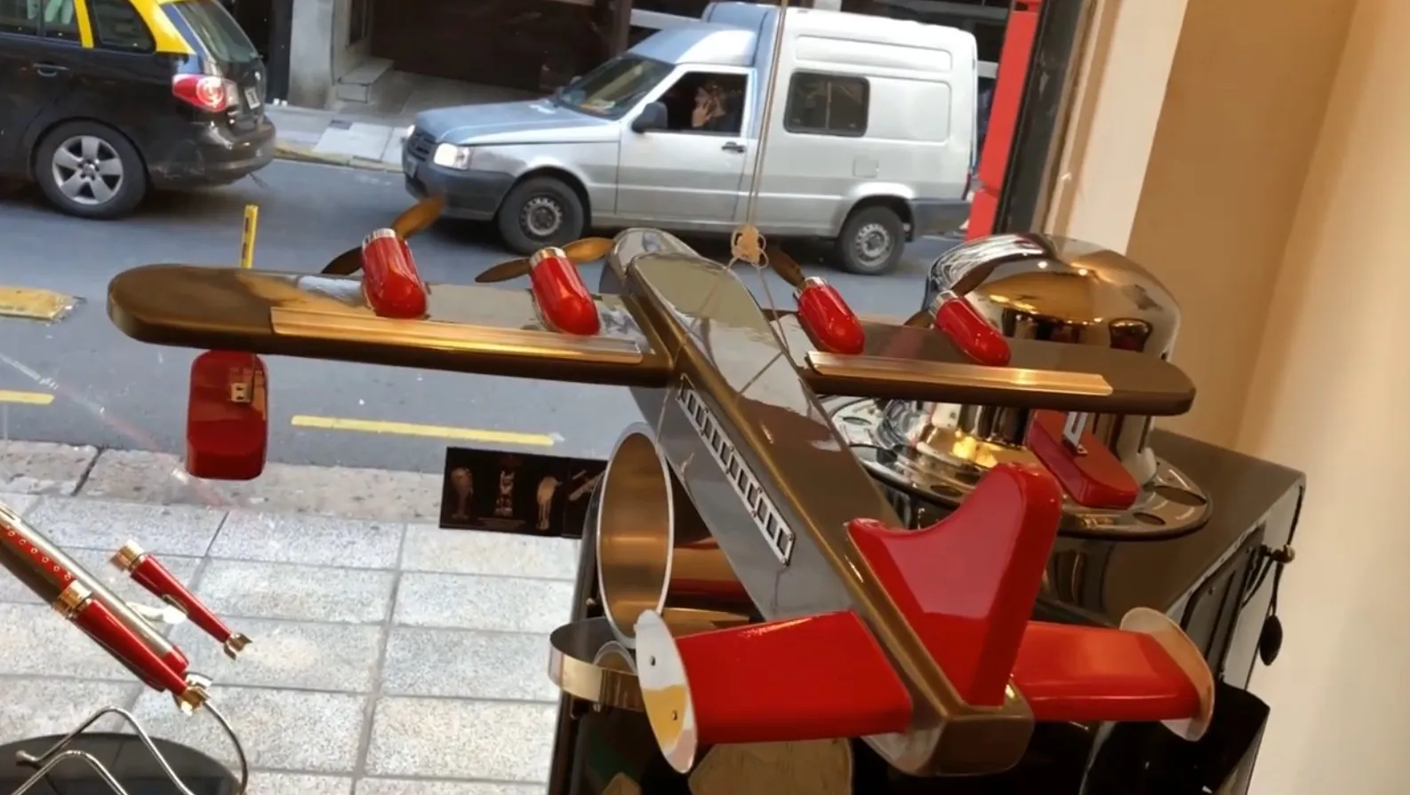 デザイナーのマルセロ・ペーニャによる古い飛行機のモデル、赤と銀の色。