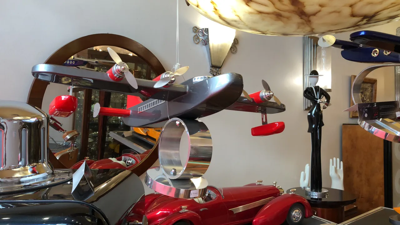 Model of designer Marcelo Peña's aircraft with vintage details displayed in an elegant setting.