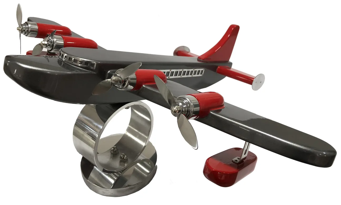 antikes Modellflugzeug mit roten und silbernen Details