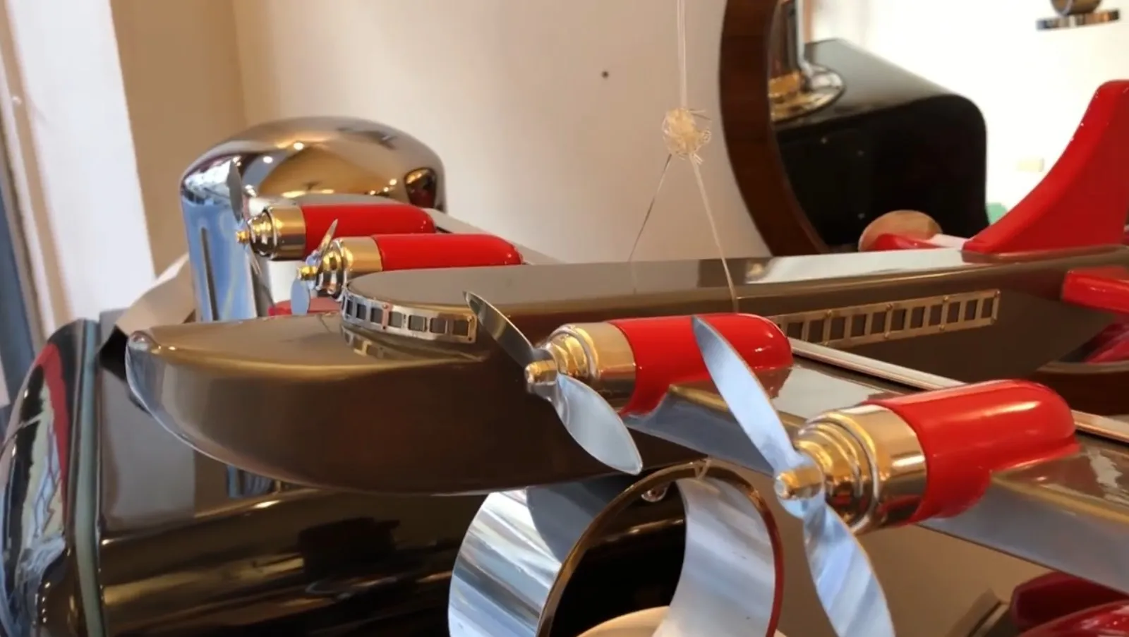 détail des antiquités avions du designer marcelo pena avec hélices