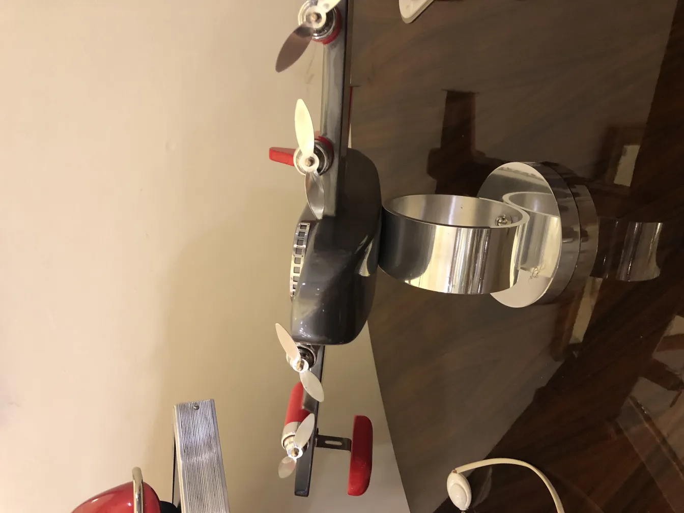modelo de avião antigo de designer marcelo peña em um cenário elegante