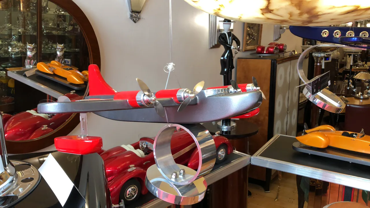 Modello di aereo antico del designer Marcelo Peña in un ambiente decorativo