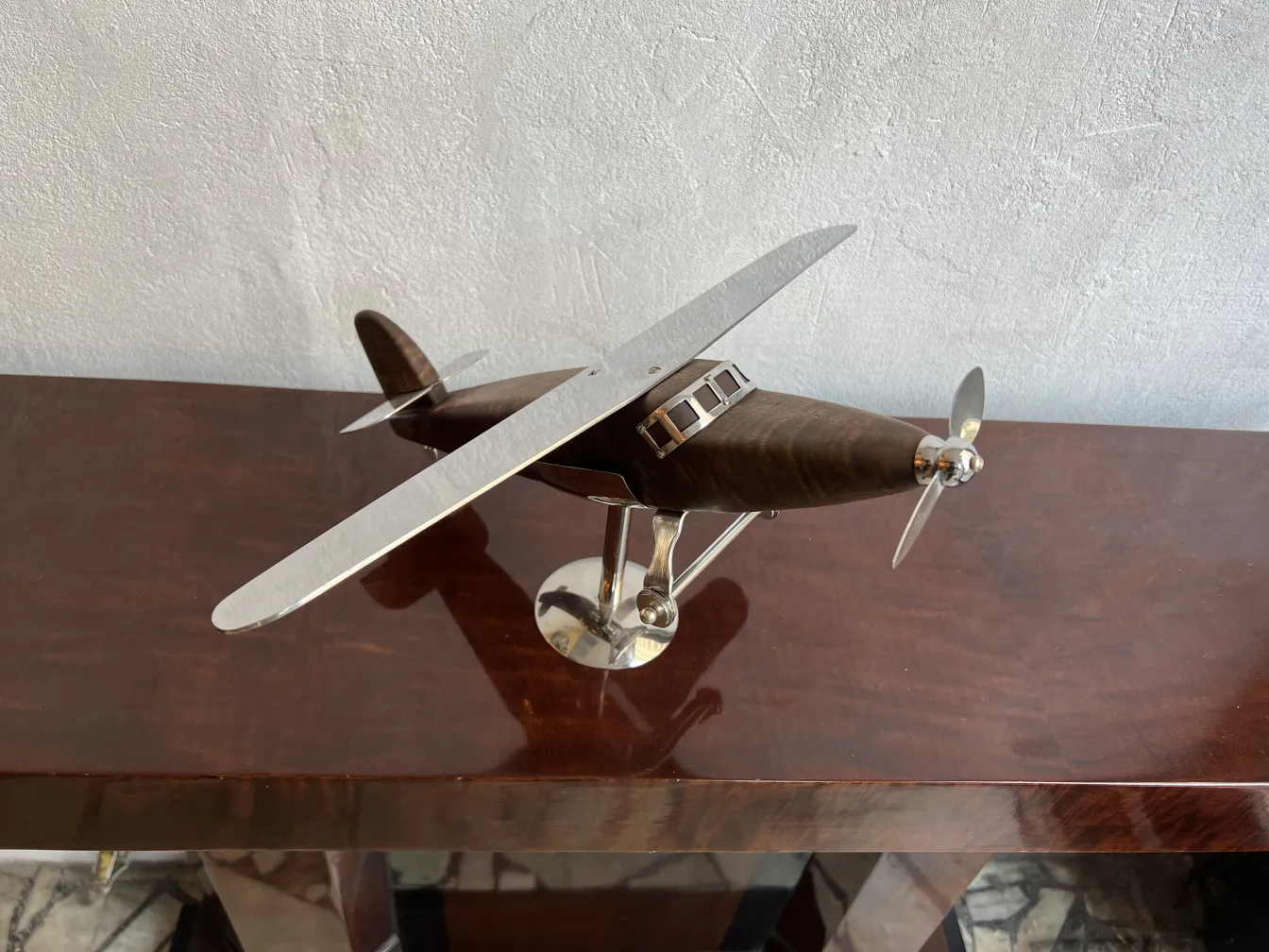 modèle ancien d'avion du designer Marcelo Peña sur une table