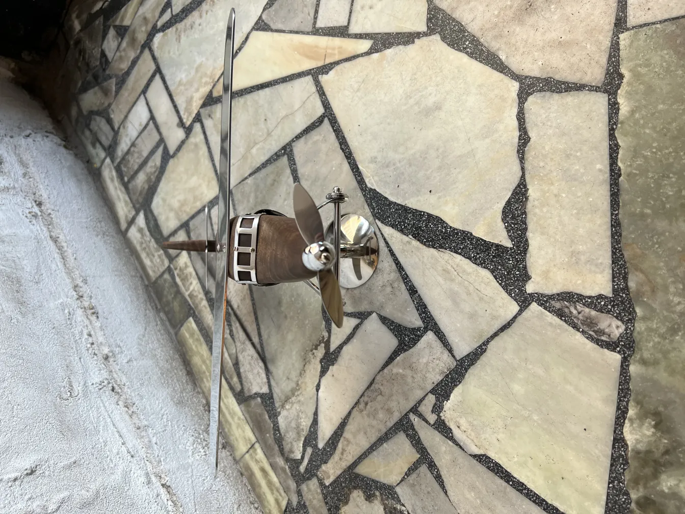 Antikes Flugzeugmodell des Designers Marcelo Peña auf Steinboden.