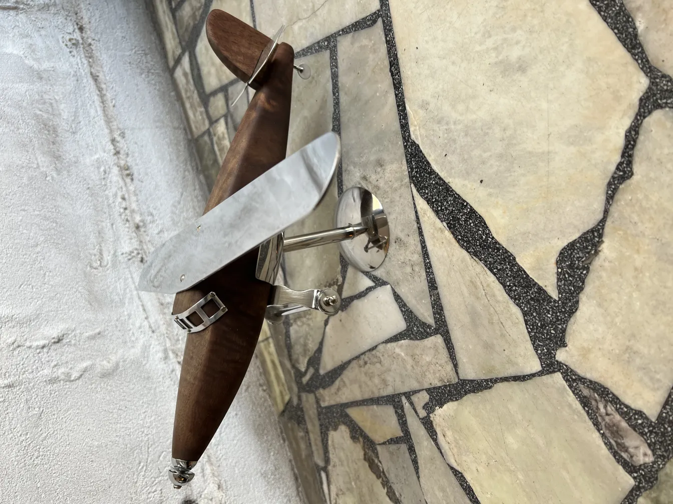 Modèle ancien d'avion du designer Marcelo Peña, détails élégants.