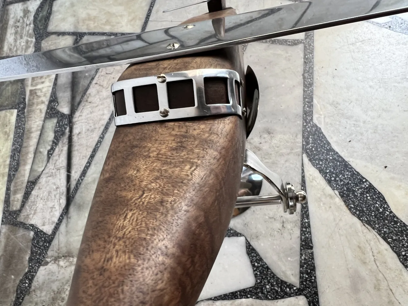 Modèle d'avion ancien mettant en valeur des éléments de design classiques de Marcelo Peña.