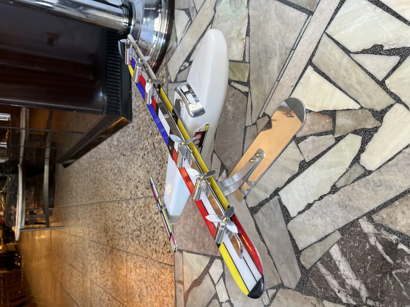 设计师Marcelo Peña的彩色飞机模型，古董环境