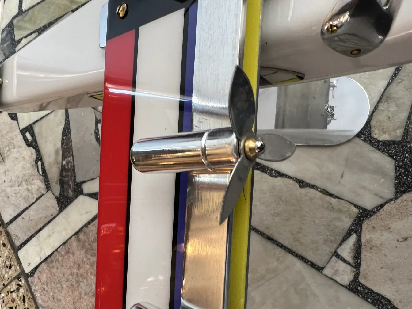 Modelo antiguo de avión del diseñador Marcelo Peña con hélice brillante