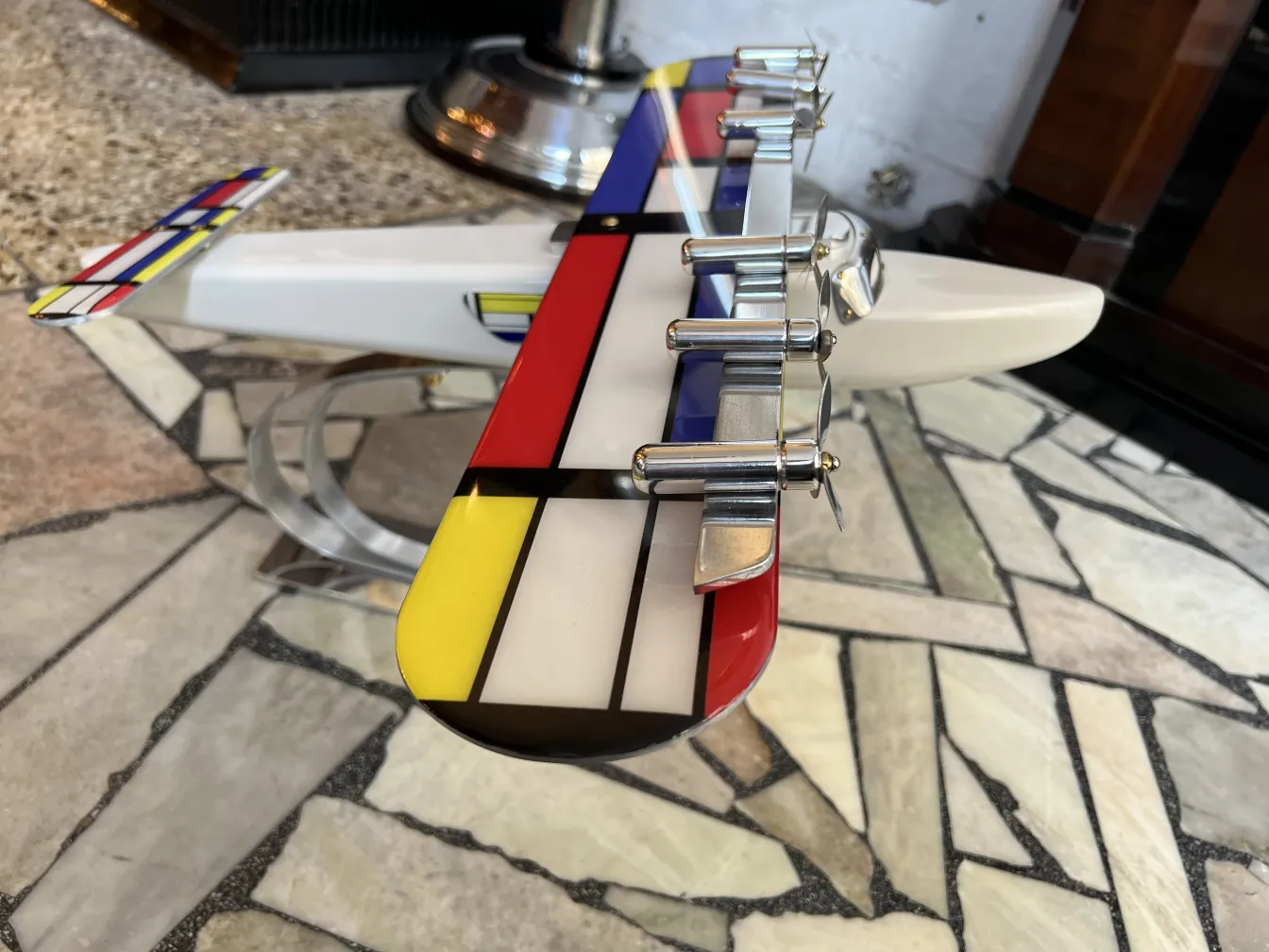 Modello antico di aereo del designer Marcelo Peña con colori vivaci.