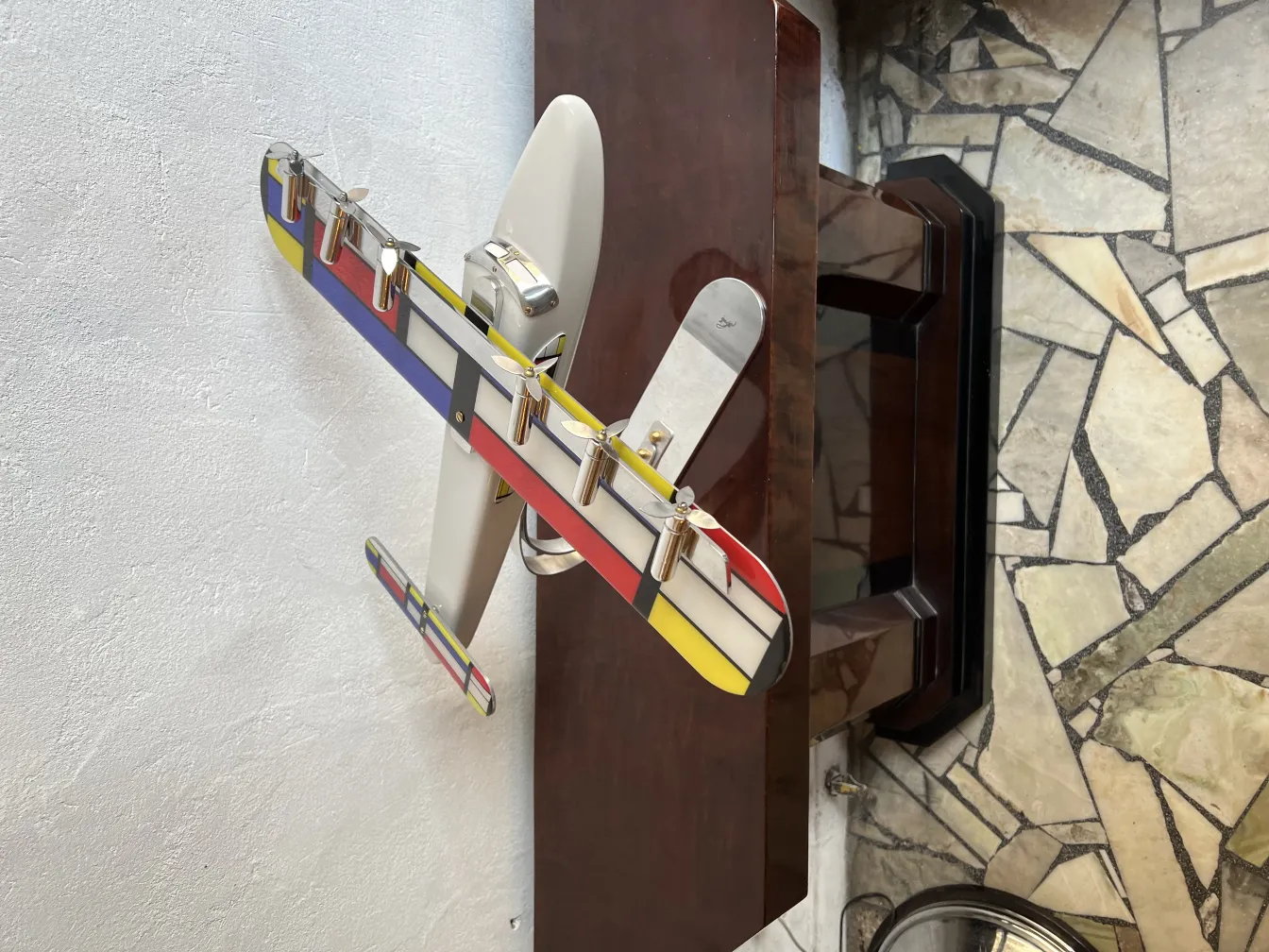 Modelos de aviones antiguos de diseño vibrante y colorido