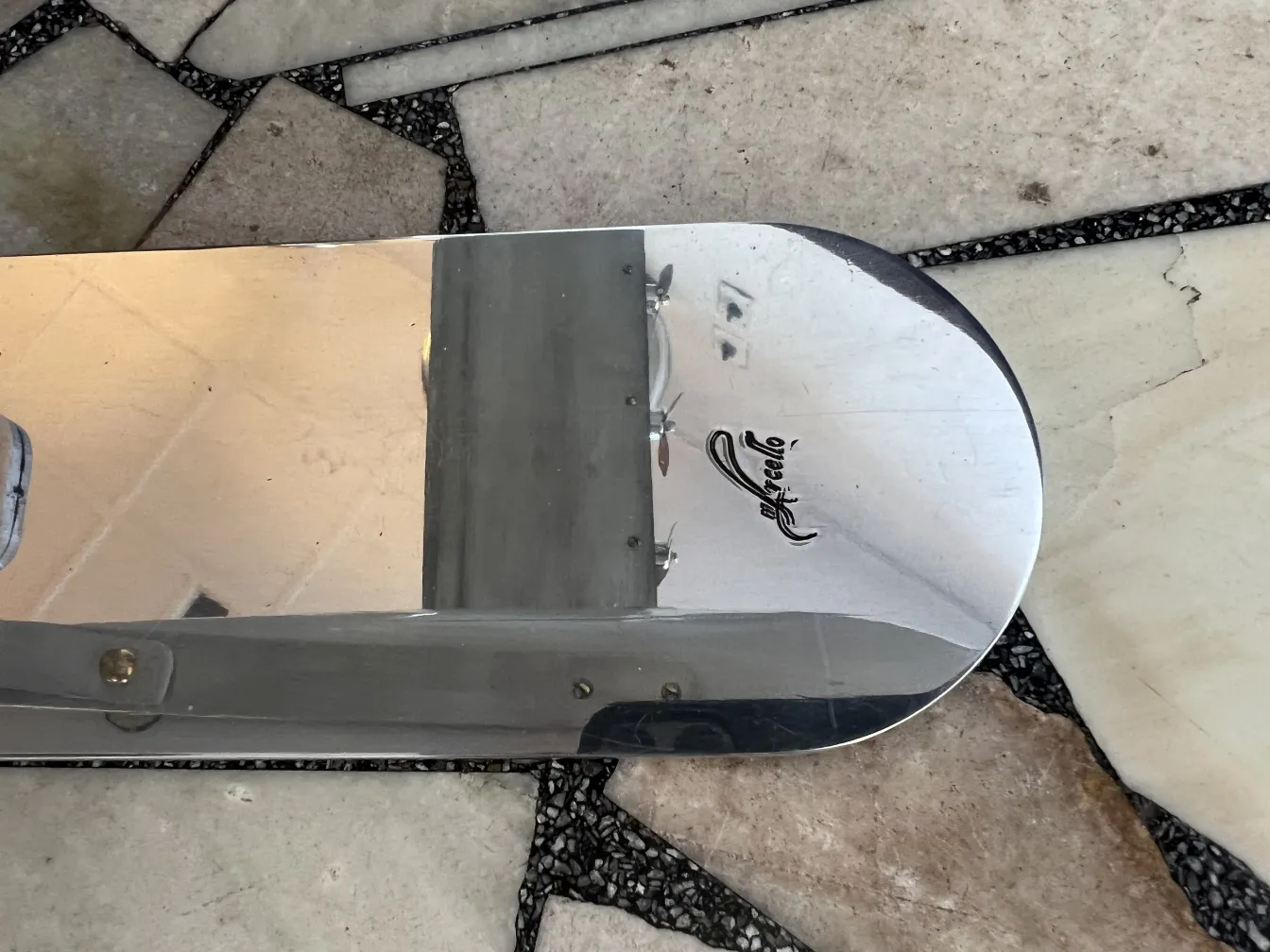 骨董品にはマルセロ・ペーニャの飛行機がタイルの床に展示されています。