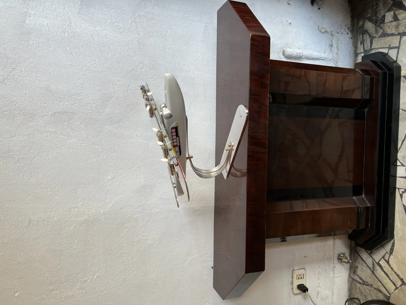 Antikes Flugzeugmodell des Designers Marcelo Peña, prominent ausgestellt.