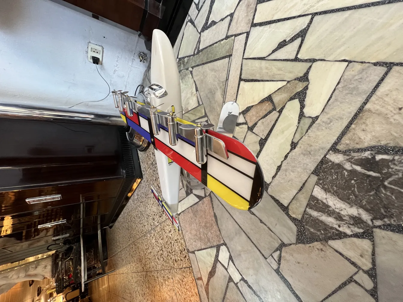 Modèle d'avion ancien du designer marcelo peña, coloré et détaillé.