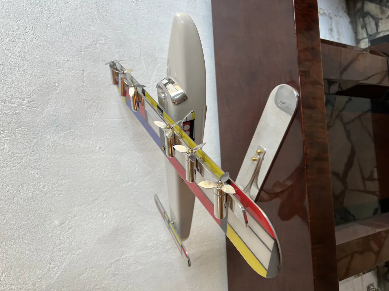 Modelo de avión colorido del diseñador Marcelo Peña sobre fondo blanco