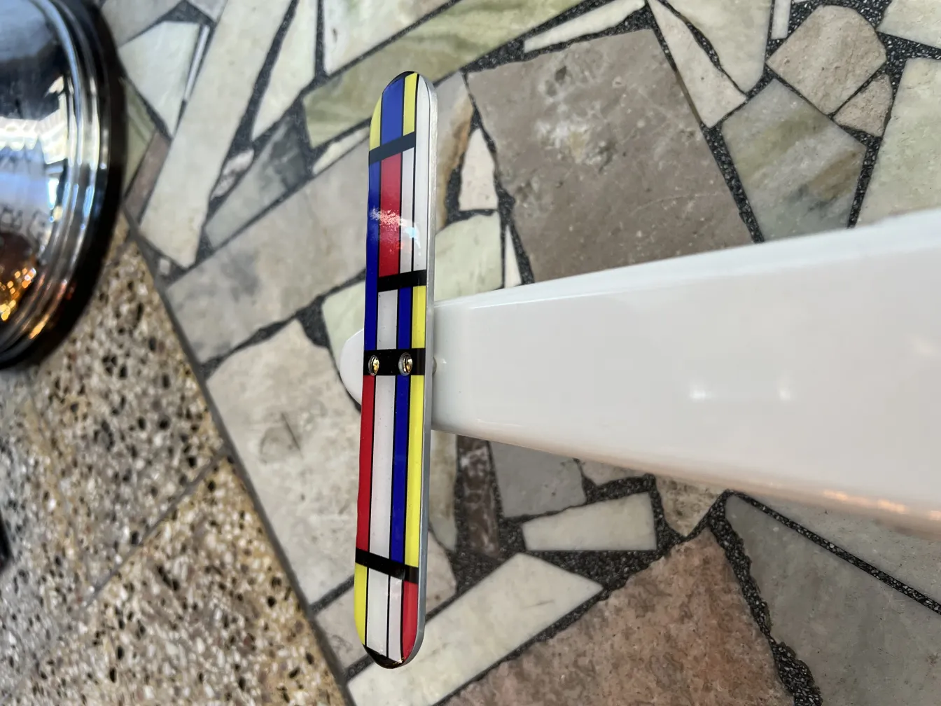 Avions anciens du designer Marcelo Peña avec des couleurs vives sur fond clair.