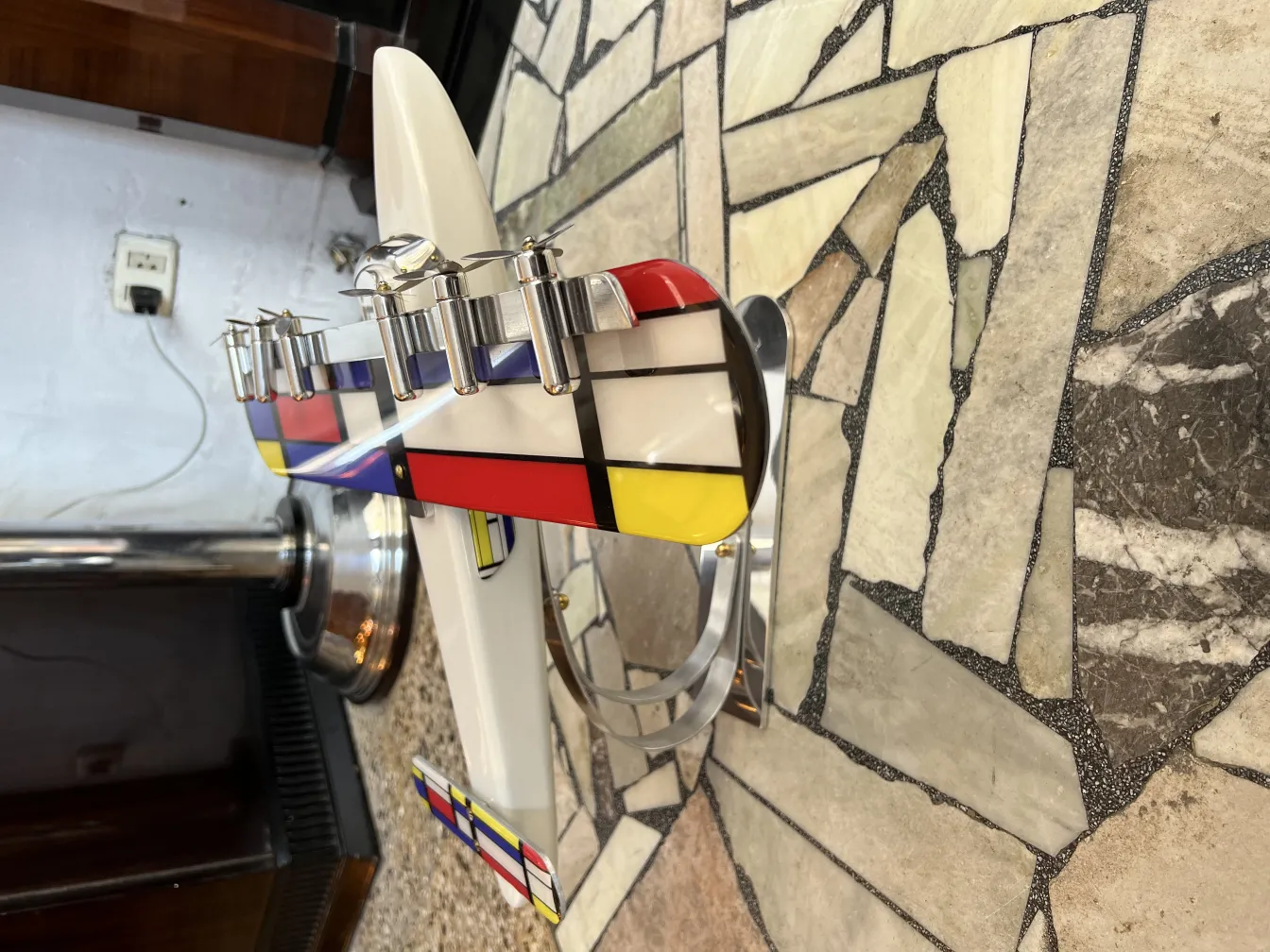 modèle d'avion ancien du designer Marcelo Peña aux couleurs vives