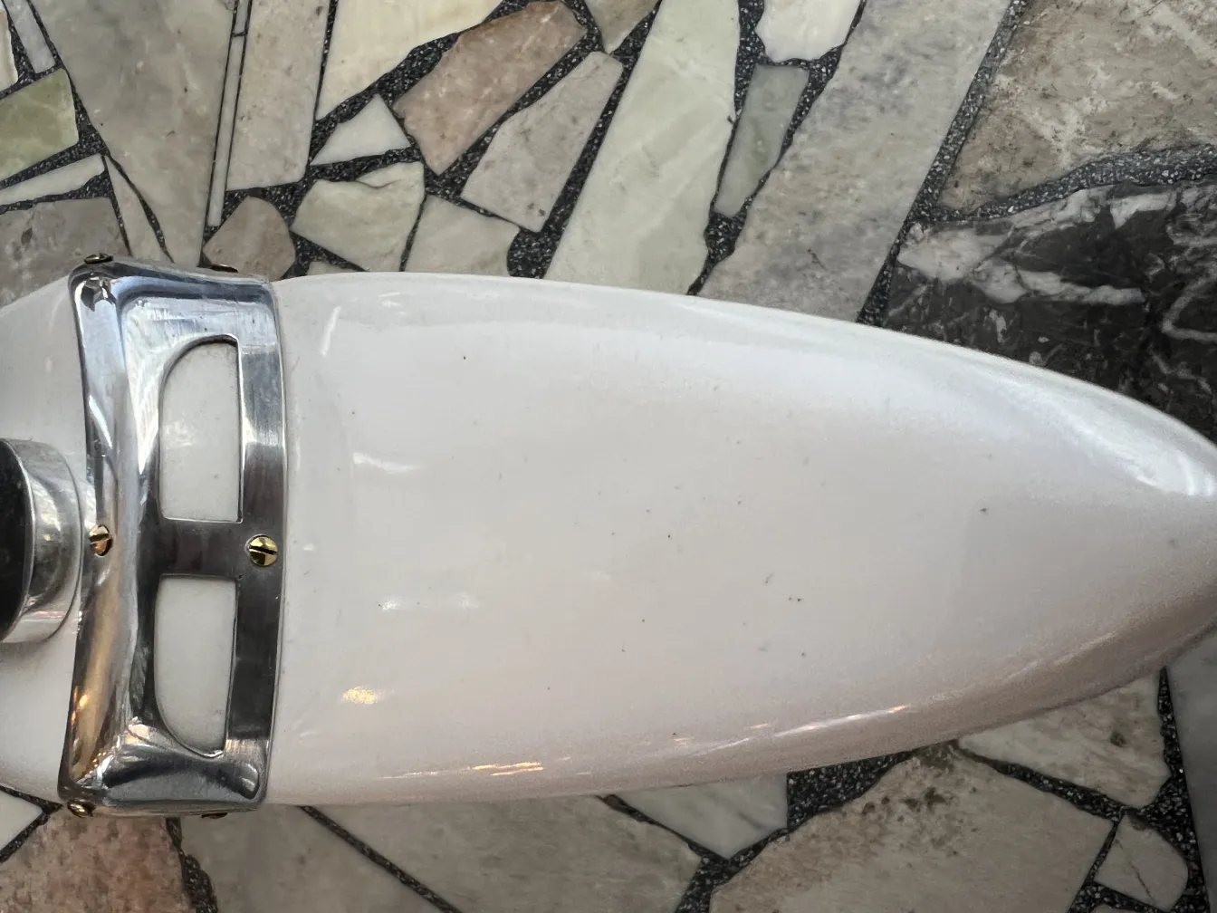 gros plan sur des avions anciens du designer marcelo peña sur fond de mosaïque