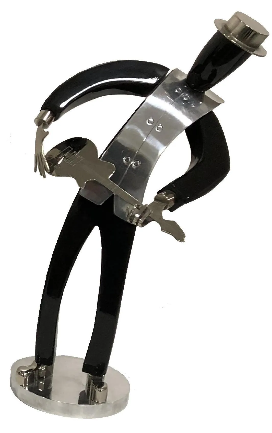 丸い台の上にギターを持った男性の彫刻と帽子