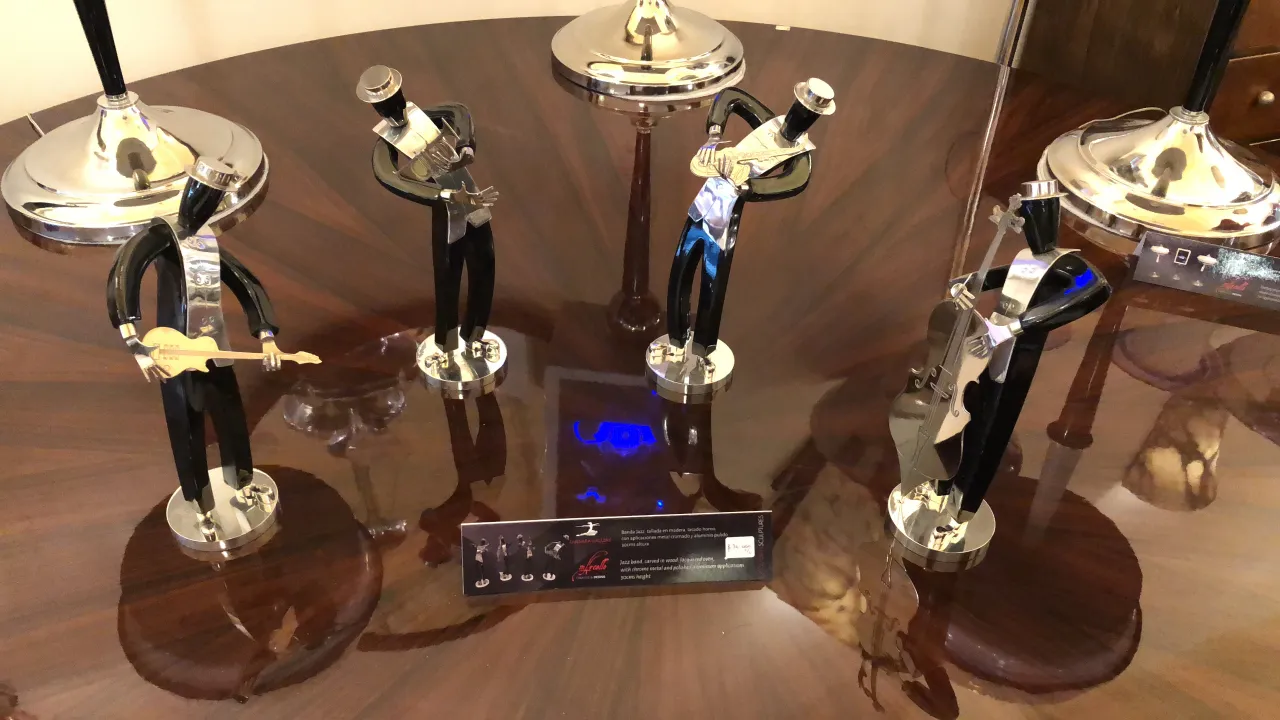 Metallmusiker in dynamischen Posen auf einem Tisch