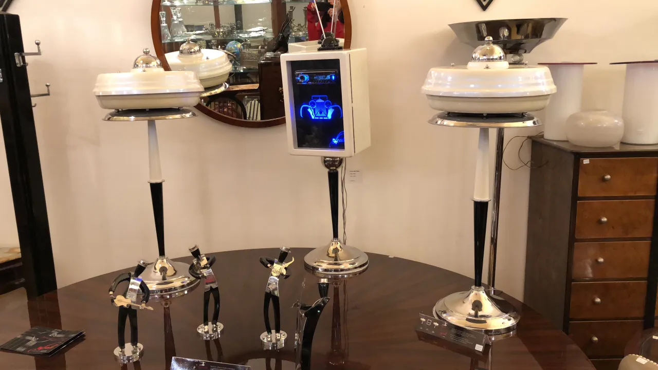 Antica band musicale del designer Marcelo Peña con dettagli creativi in un ambiente contemporaneo.