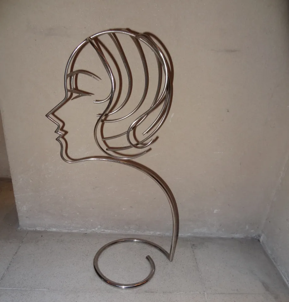 antike Skulptur mit weiblicher Gesichtsform