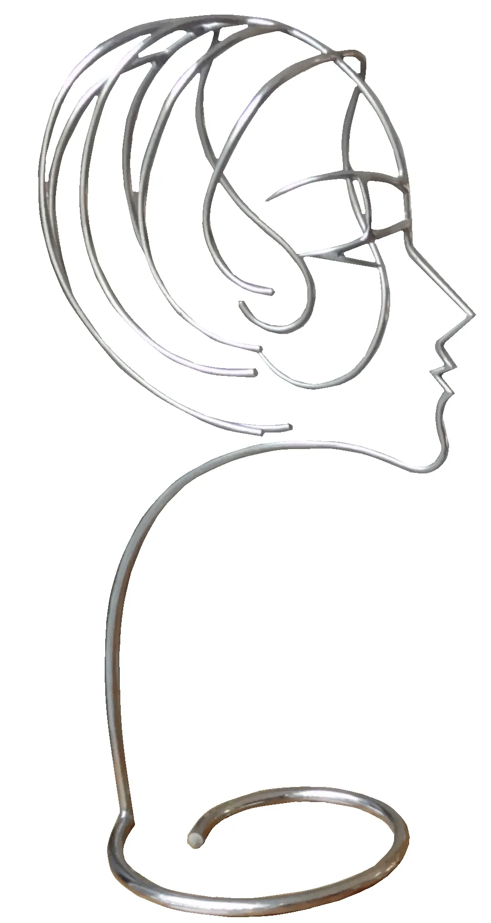 escultura antigua de perfil de cabeza con diseño lineal